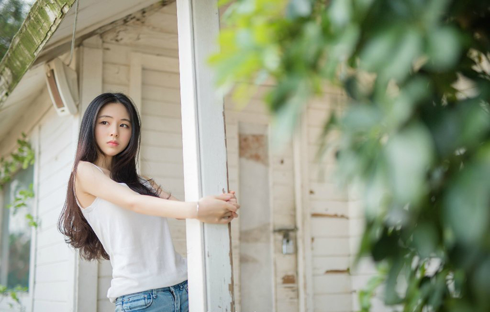 “多谢夫君体谅。”大乔微微松了口气，见小乔还站在那里不动，不由有些气急，拉了拉妹妹的手。